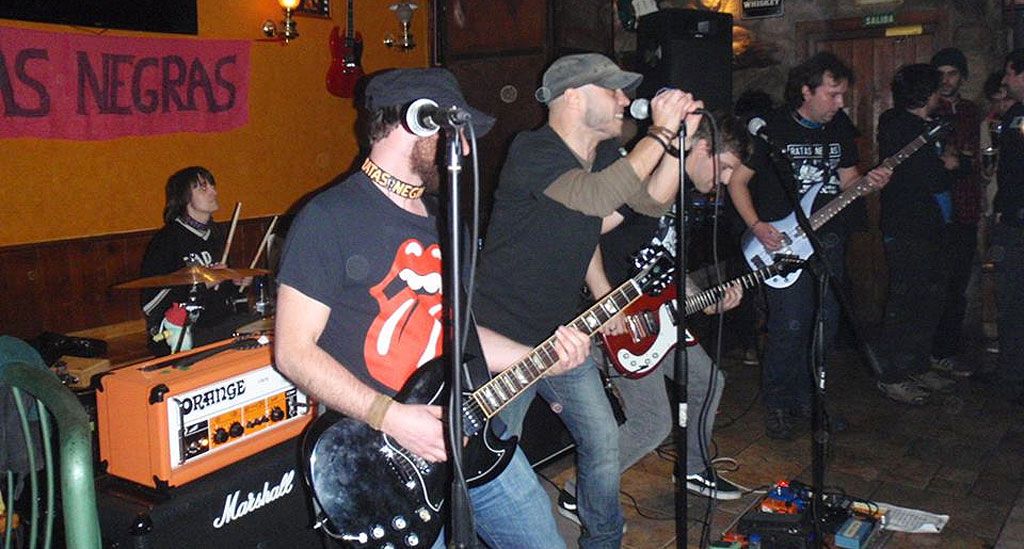 Ratas Negras: Actitud y Energía en el Bar Chaparral