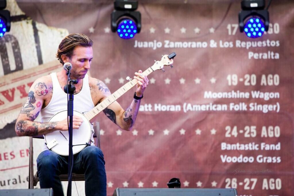 Matt Horan presentará su «Country as fuck» en la Escuela Andrés Isasi