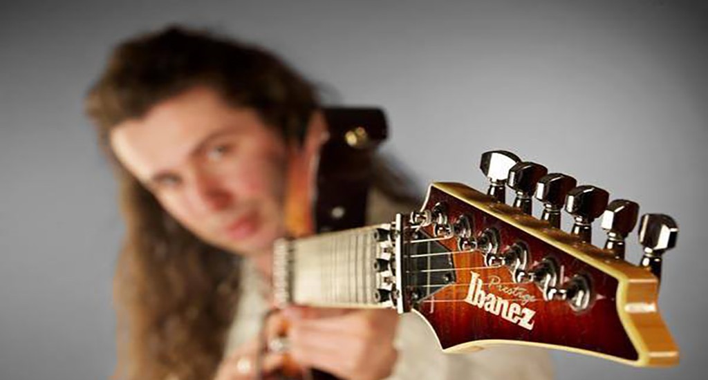El guitarrista Robert Rodrigo estrena el single ‘Heart Of Fire’