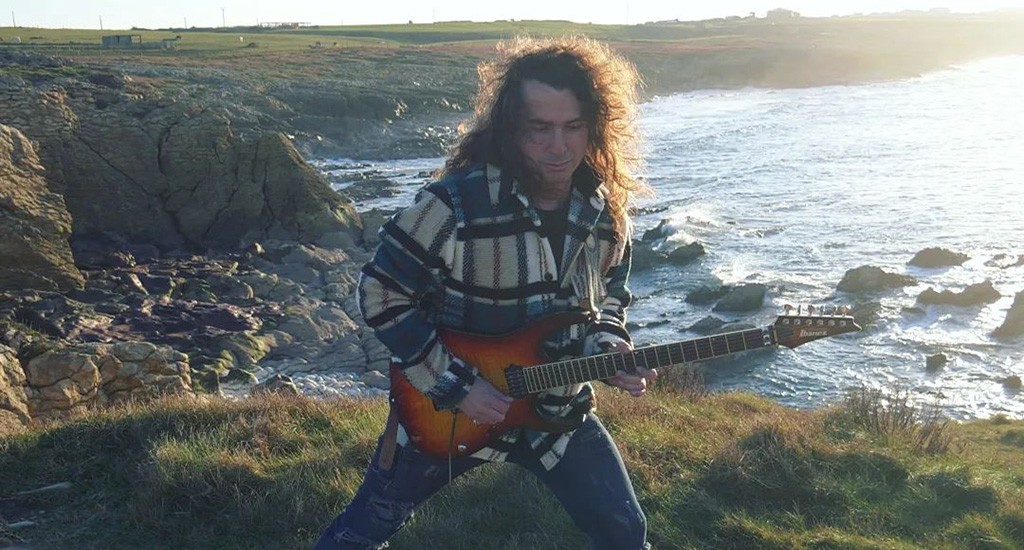 El guitarrista Robert Rodrigo lanza el videoclip de «I’m Writing You From Paradise»